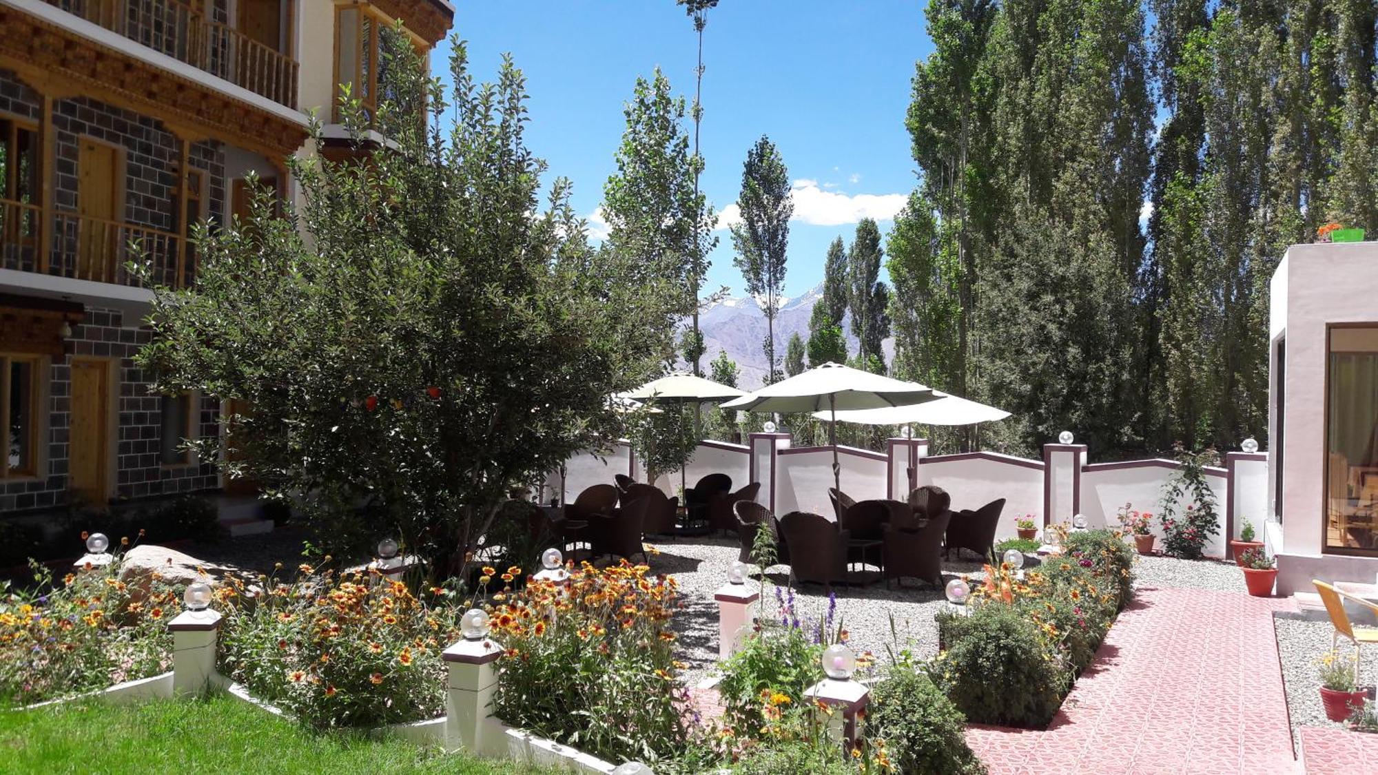 Hotel Lhalingkha Leh Exteriör bild